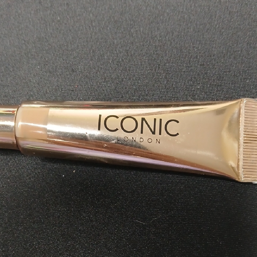 ICONIC London Gold Makeup Applicatorbea H Vibes